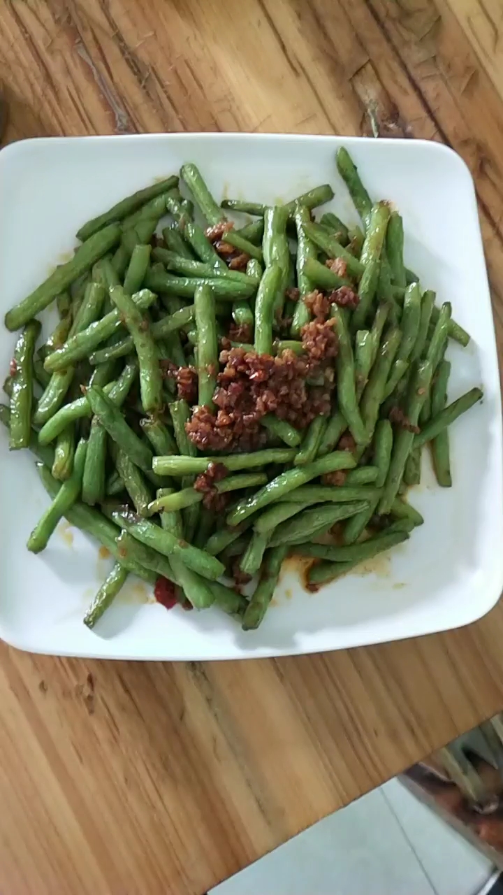 今天发个素菜,干煸豆角,荤素搭配才健康。赞同吗?