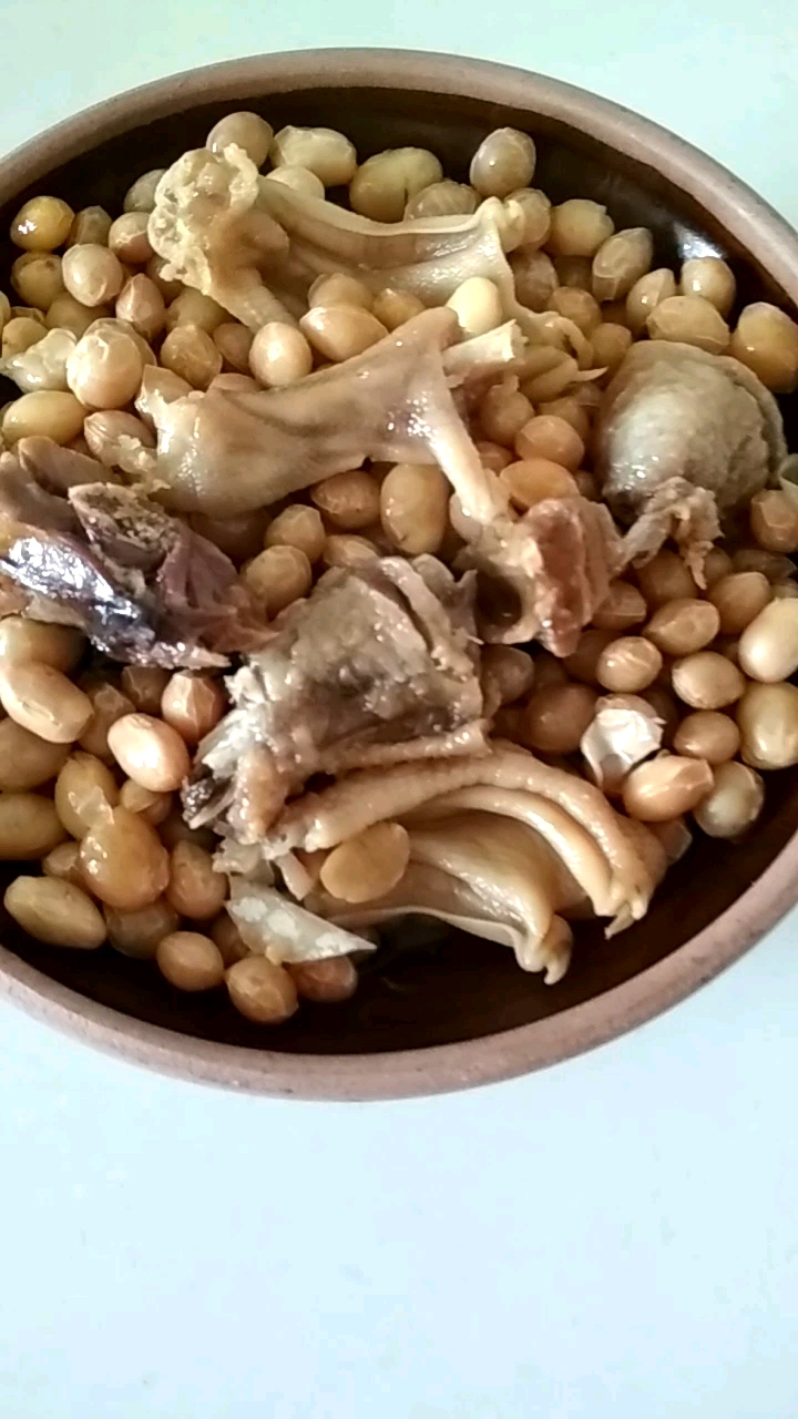 传统美味:咸鸭蒸黄豆