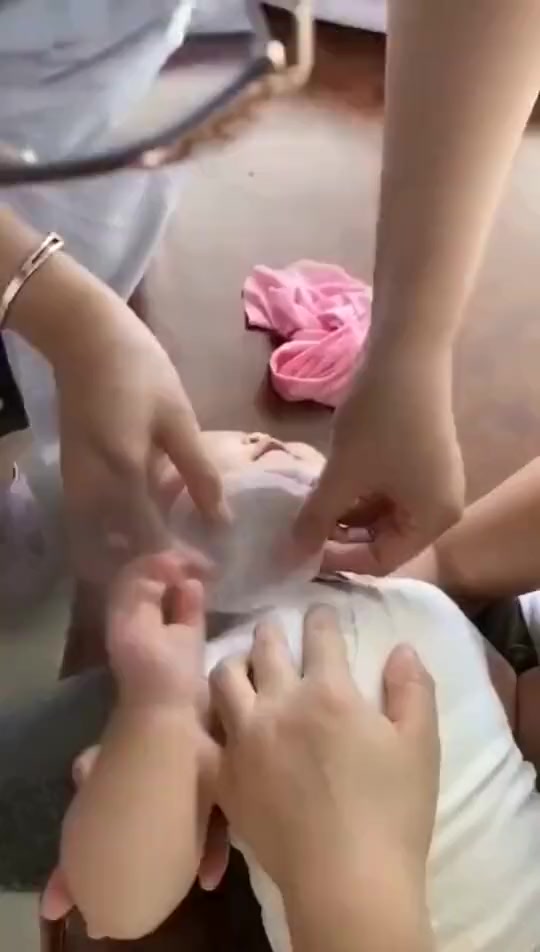 #搞笑段子#宝宝长榨菜了,这么小就受罪好心疼啊!