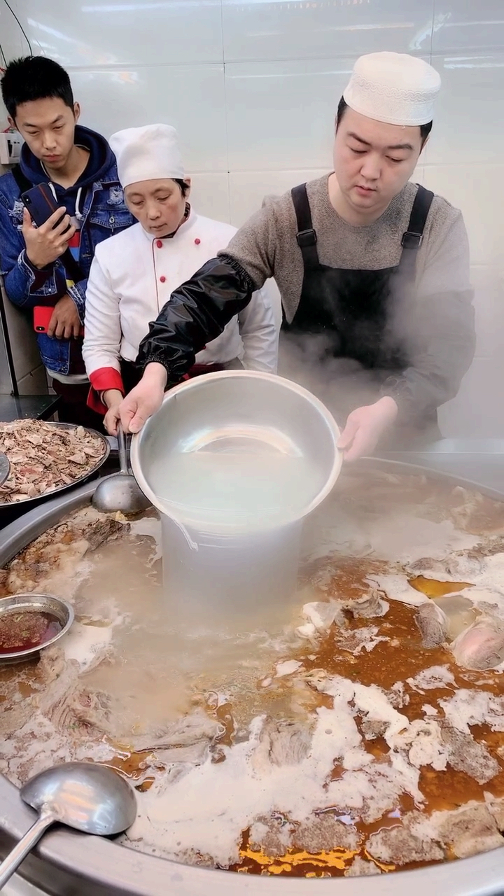 羊肉汤配方:羊肉一斤羊骨一斤半羊油30克陈皮5克草果1个良姜8克白芷5克丁香1克