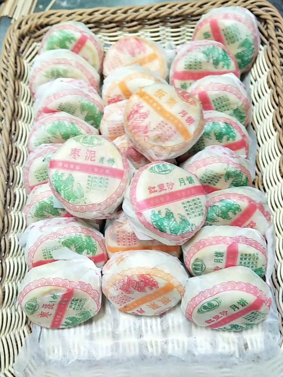 板栗月饼。红豆沙月饼