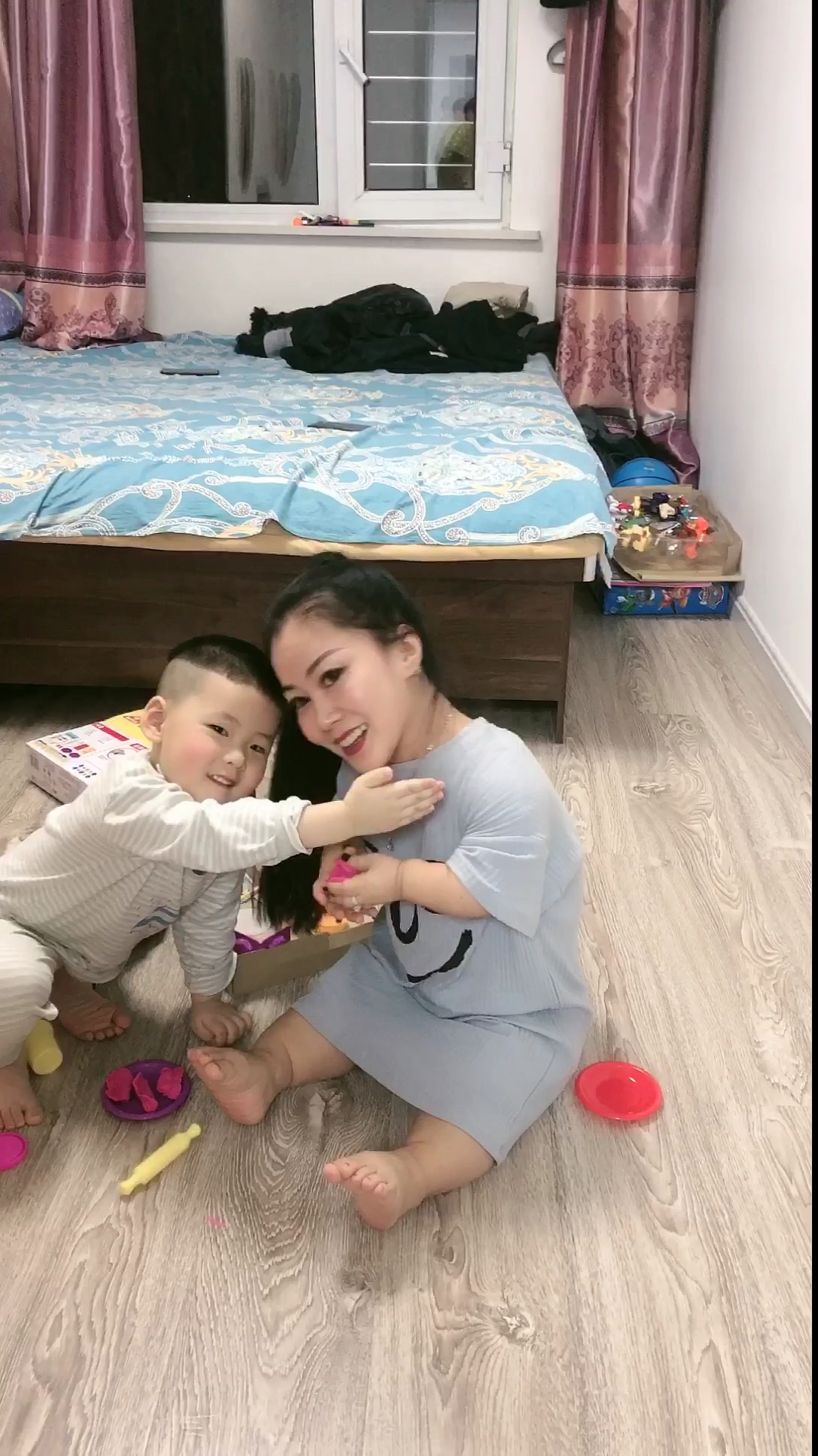 #可爱一起淘#这俩小孩在家玩橡皮泥包饺子呢
