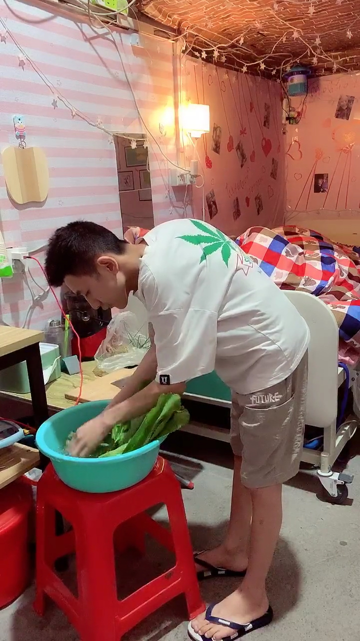 #全民正能量#今晚熬春菜排骨粥给奶奶吃 每天有奶奶陪伴的日子真的挺幸福的。 