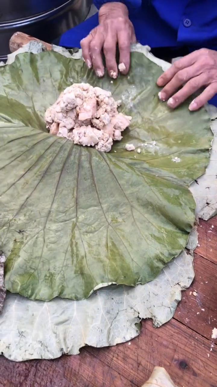 自制荷包炸,伴着荷叶的清香,油而不腻,你喜欢吃吗#年的味道#美食
