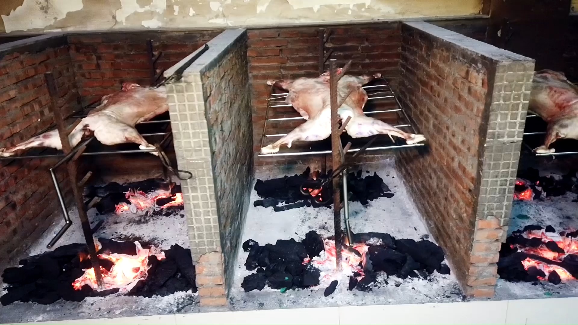 #美食探店#酒鬼聚会,四星酒店2588元烤全羊套餐,玄武湖湖景包间喝爽了