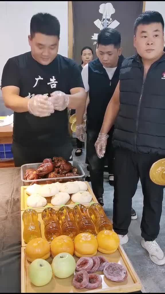 今天简单吃个猪蹄加大包子,开饭～