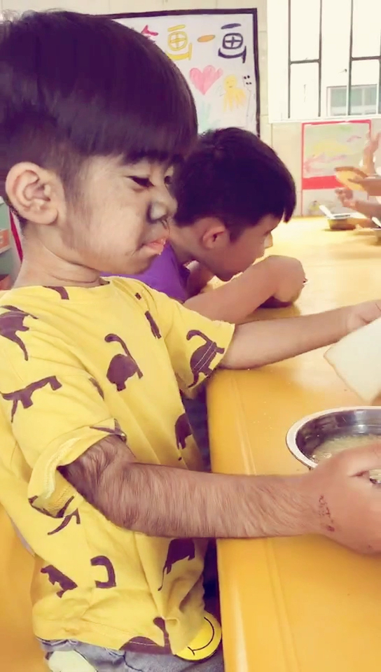 东东把幼儿园里的早餐吃出西餐的感觉