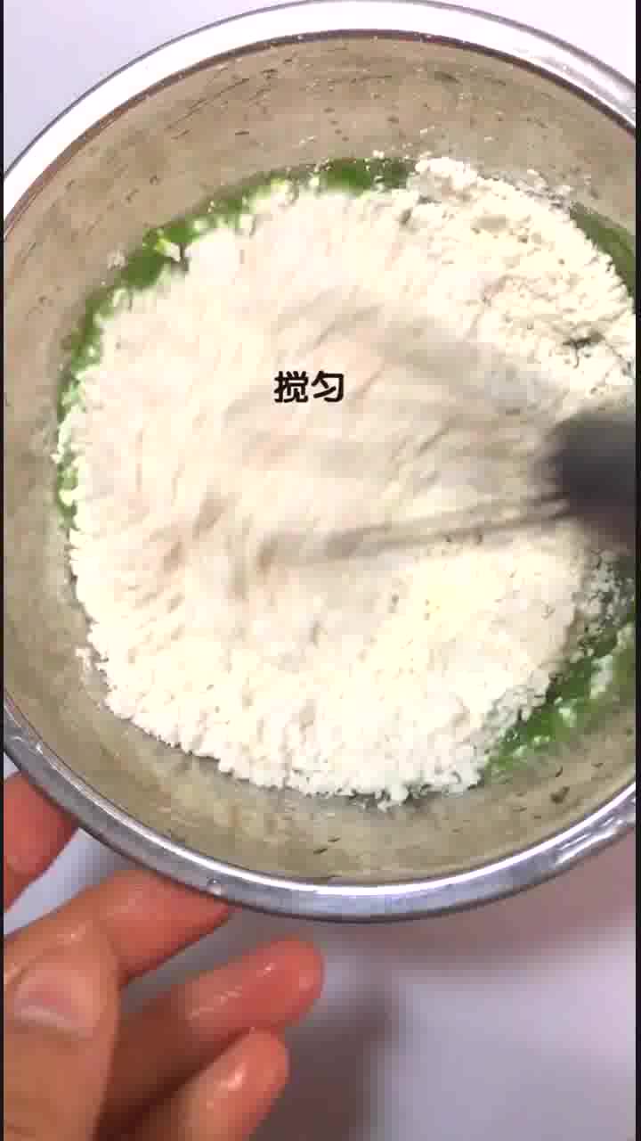 这个婴儿不喜欢绿色蔬菜,可以尝试这样做。