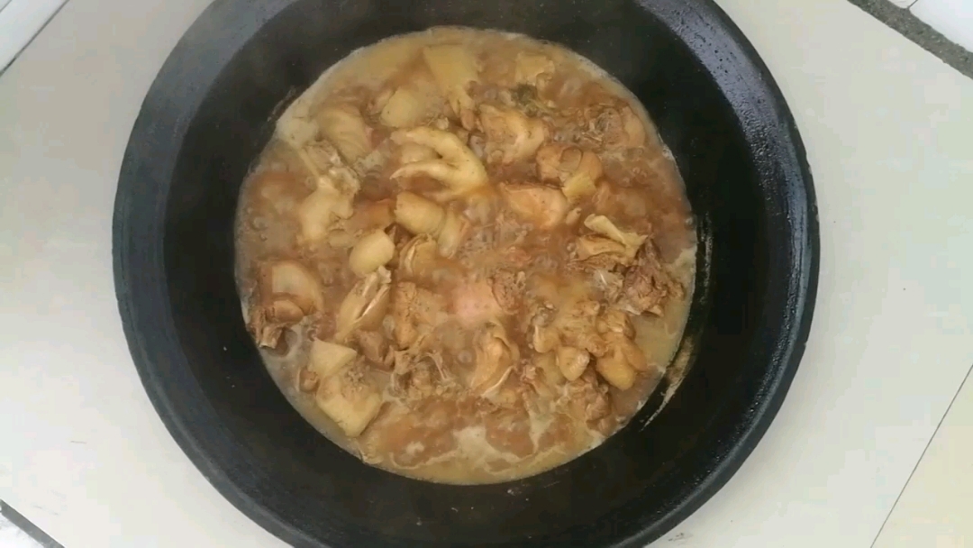 这是我自己在家做的炖鸡块,看看怎么样?