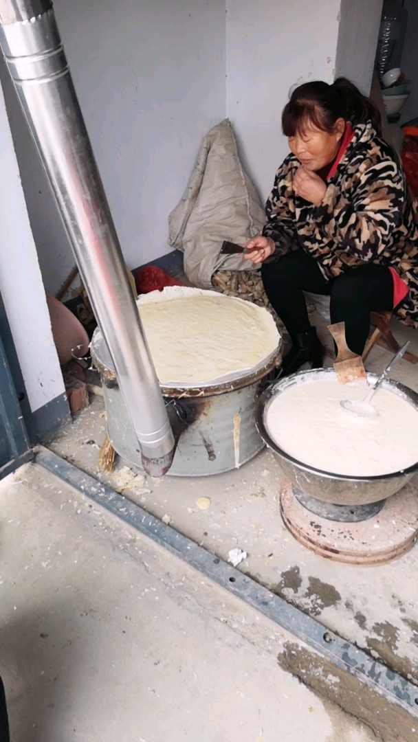 山东临沂鏊子摊煎饼。