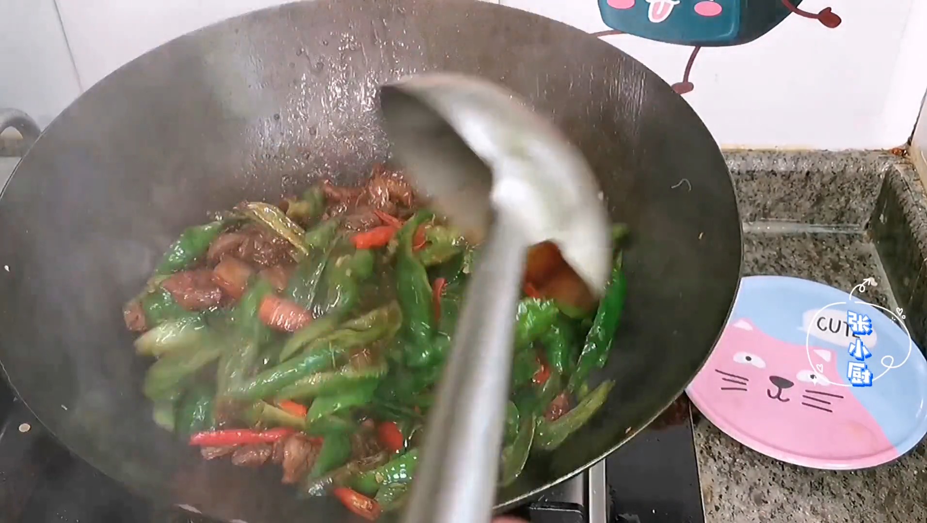 #轻知计划#湖南“辣椒炒肉”的确有秘诀!出锅酱香浓郁,酱汁拌饭绝了。