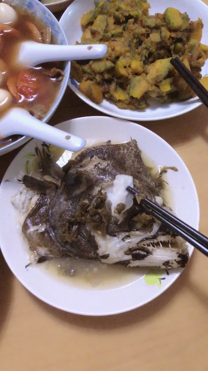 家常菜(今日特色鸦片鱼头、可乐鸡翅,蒜苗炒肉。最喜欢的三个菜)