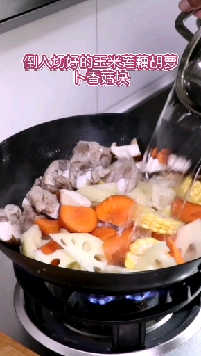 #美食创意#玉米排骨汤这样做,鲜香入味,一次2盆不够吃