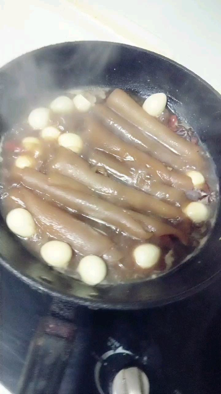 红烧肉皮鹌鹑蛋