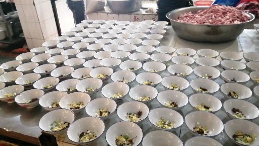 蒸芥菜肉开始了,在我们这里就是美味的扣碗,那叫一个得劲