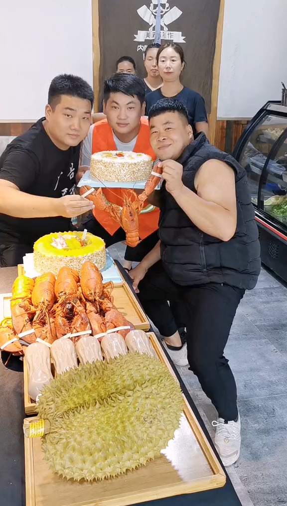 今天简单吃个小龙虾,开饭