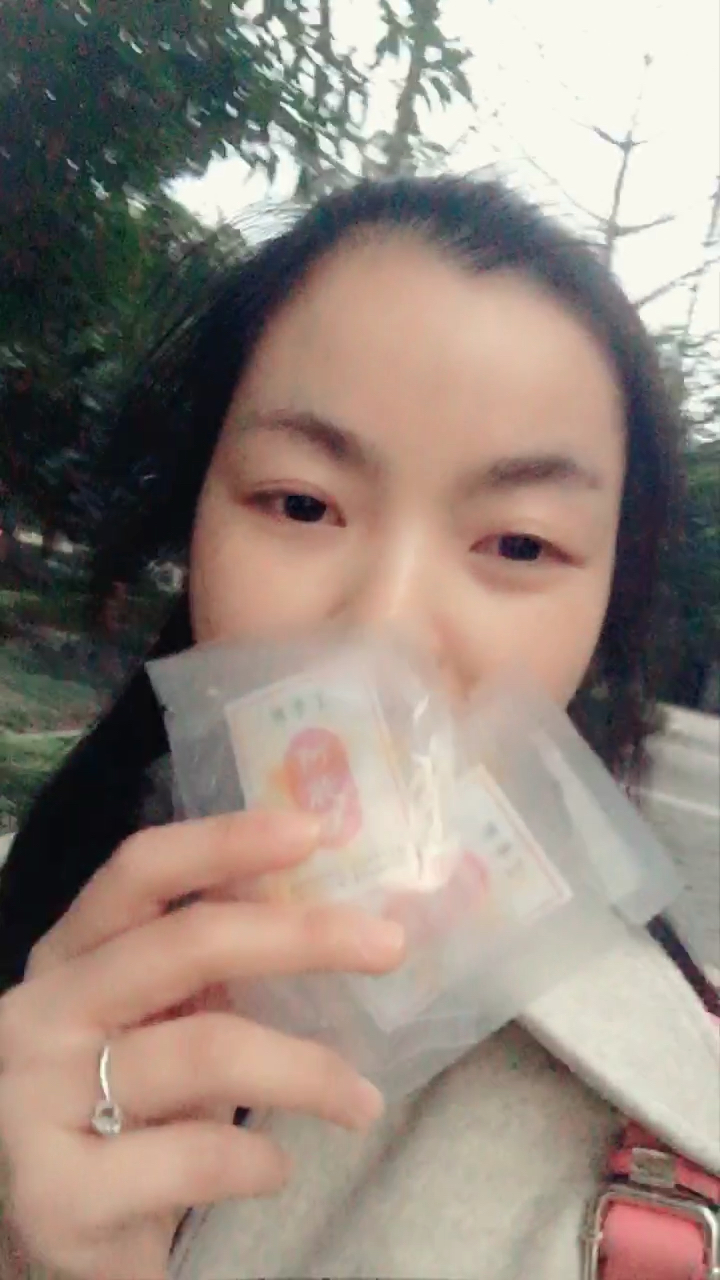 今日份阿胶糕吃完啦,到家赶紧多喝点儿温开水