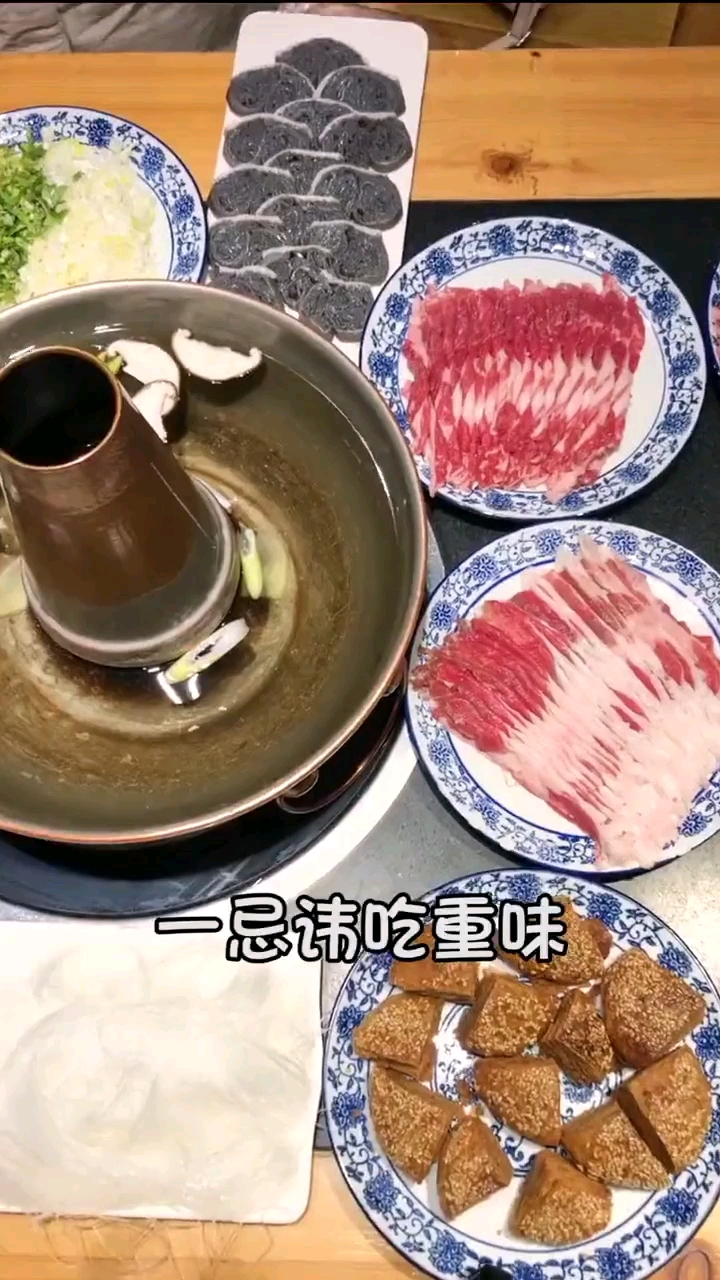 吃冰小姐姐,这次吃好多个水晶球冰块,吃得真嘎嘣脆