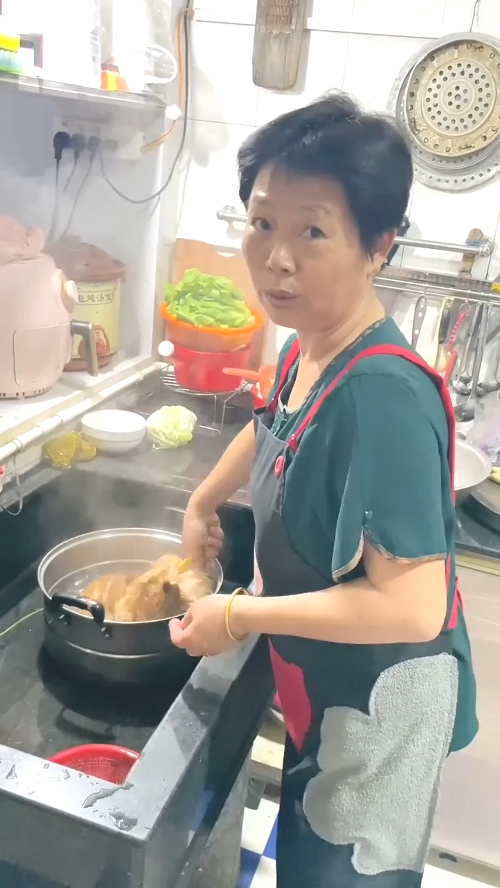 #我要上热门#婆婆的招牌盐水鸡,应大家的要求教程奉上。最后这简单的一幕,大概是万千家庭的共