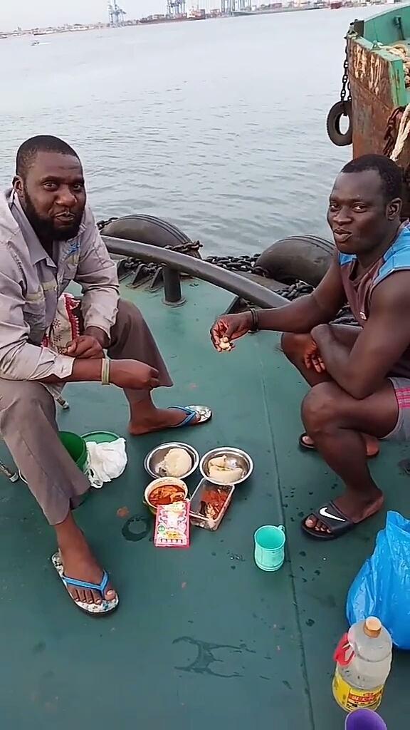 非洲朋友吃我给他们的乌江榨菜说很好吃