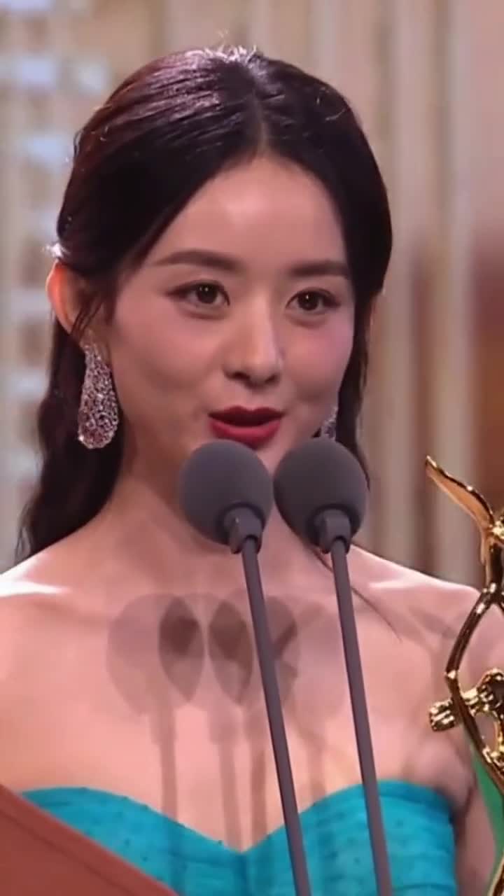 金鹰节颁奖现场赵丽颖仙气飘飘不过她的肌肉手臂更抢眼