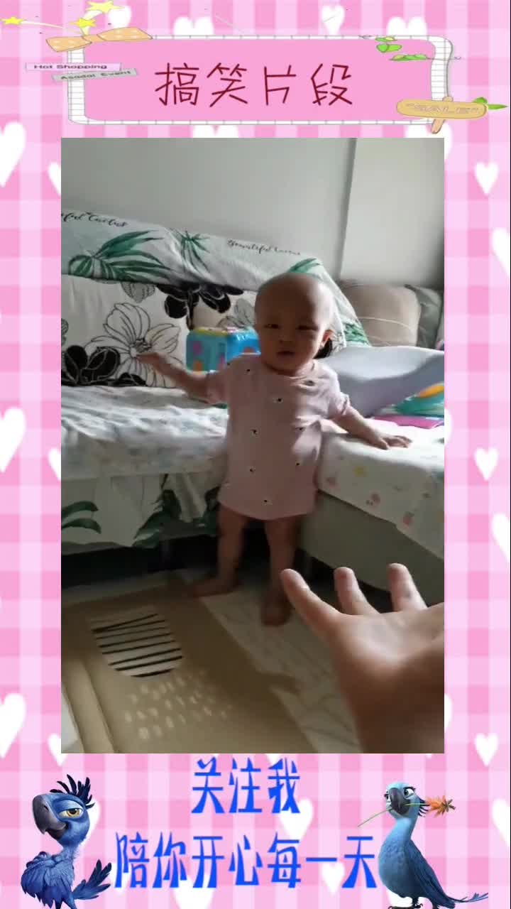 煜煜脑袋的纤维瘤很早就检查出来。纤维瘤它会让皮肤长黑色的咖啡斑。目前还稳定所以先观察着,搞