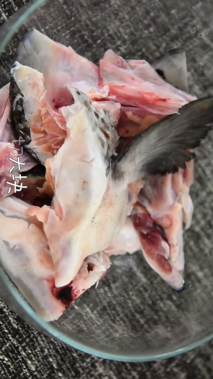 鲜香不腻,味道实在太好吃的红烧三文鱼头煲#美食 #