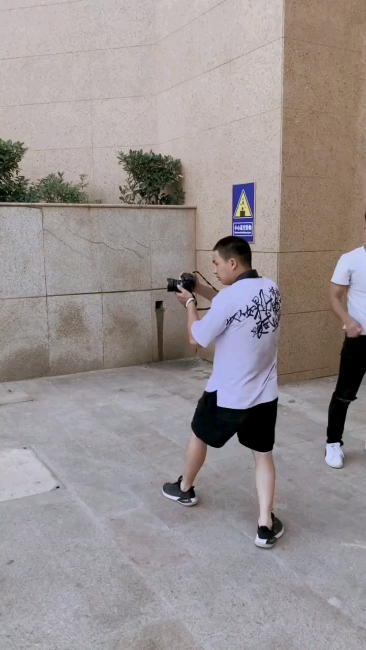 这年头没点实力,连摄影师都当不了