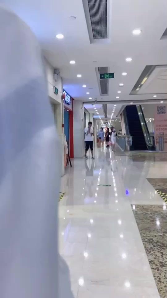 前面奶茶??店有两个小姑娘长得不错!所以咱必须要走出气势来??#汉服 @流烟昔泠汉服