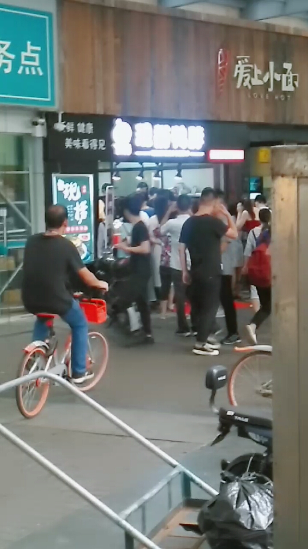 #寻找最牛手艺人#现捞鸭脖试业成功。深受顾客欢迎,即将开业。