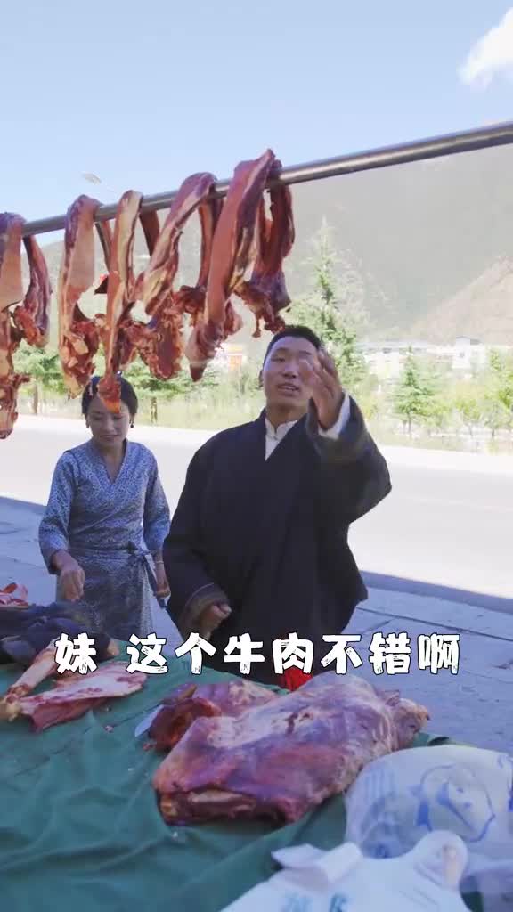 今天用牛蹄做了皮冻肉,开始哥哥一脸嫌弃,做好后全被他吃光了,大家也可以在家里做着吃哦!