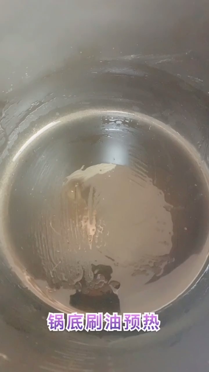电饭煲蛋糕配方:50克牛奶,50克油,30克白糖,5个蛋黄,90克低粉!5个蛋清