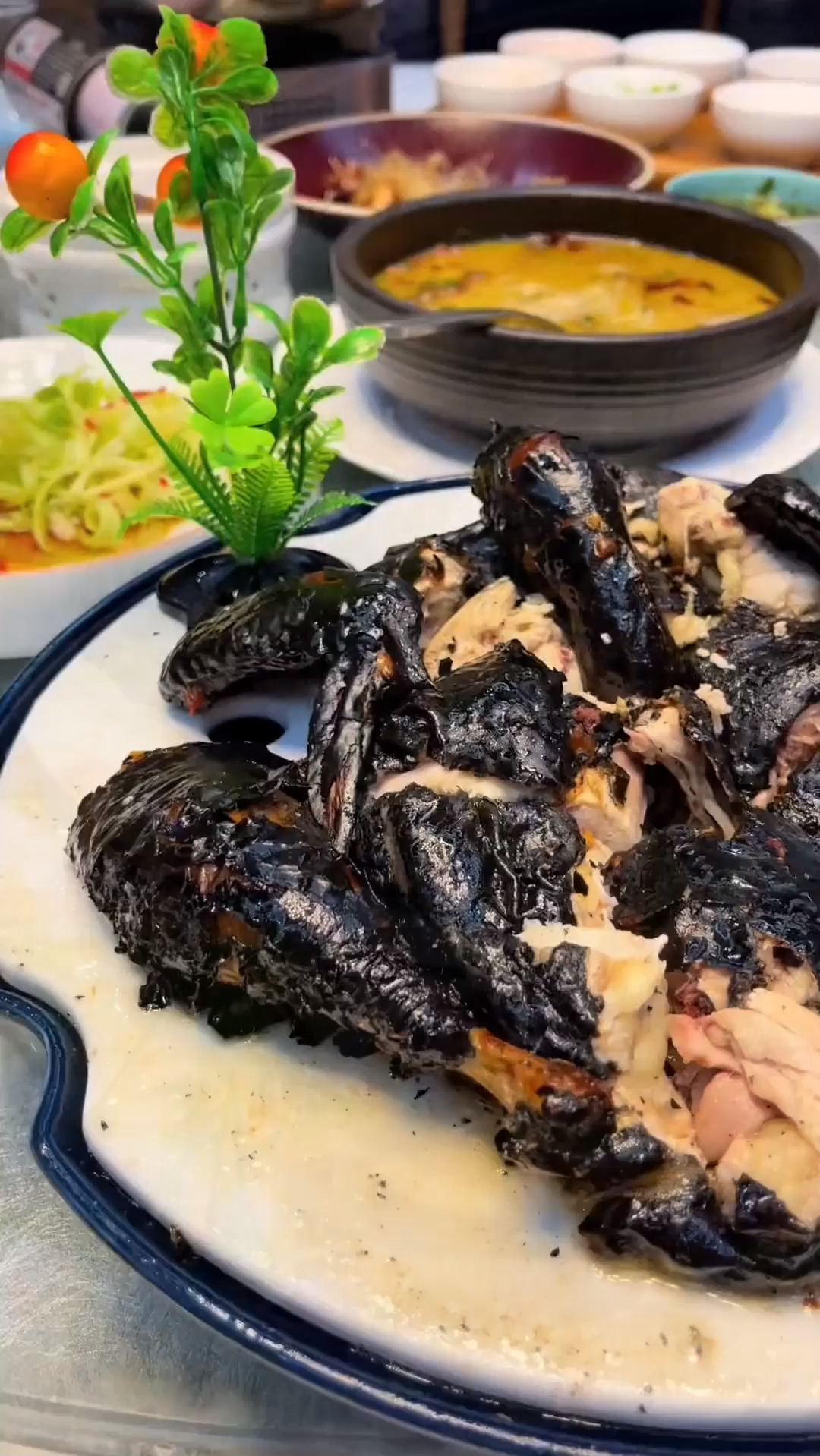 #美食记#一只烤鸡热量1275大卡,黑色的有点丑,但吃着贼香,该说不说,我有点馋