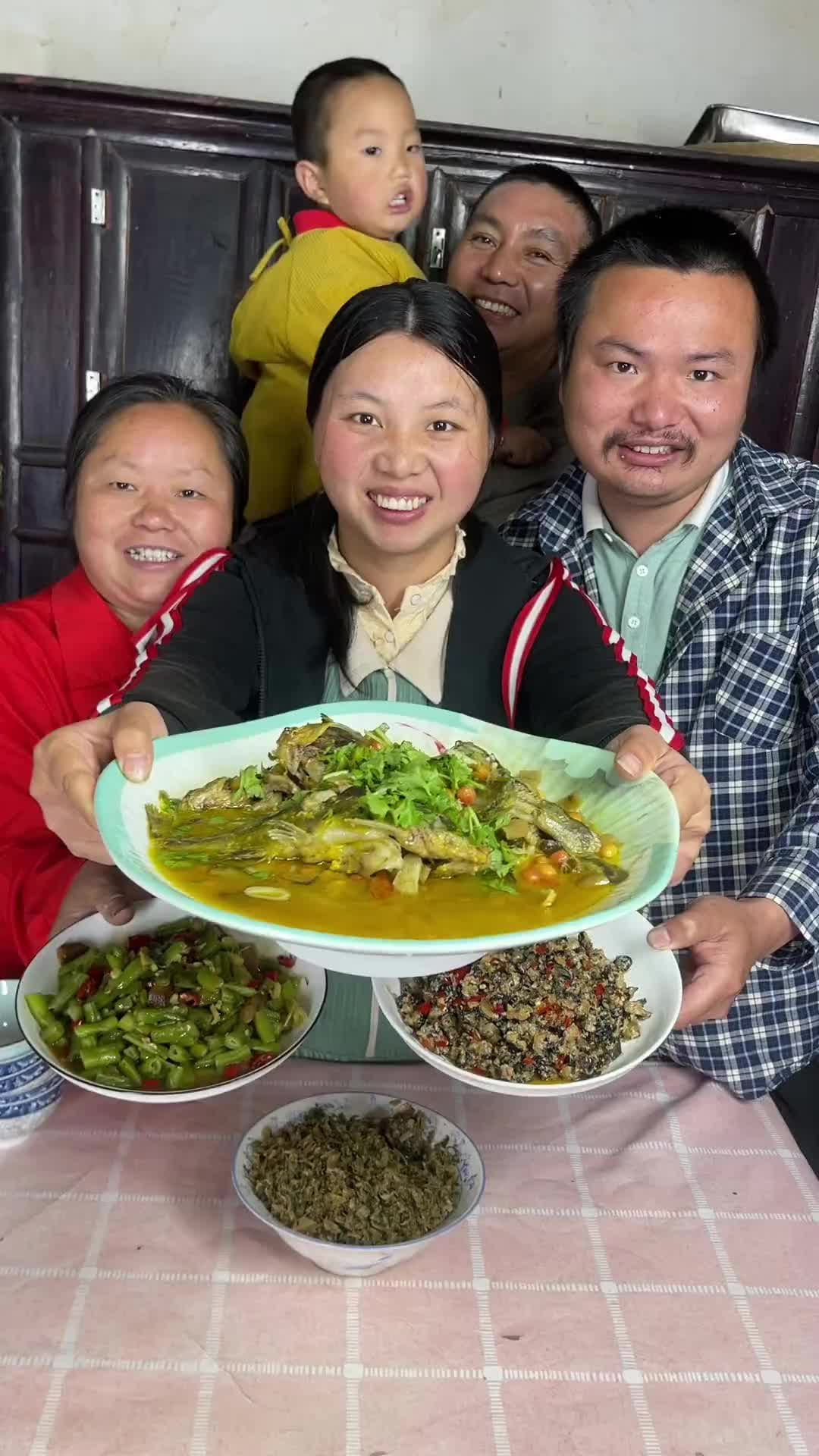 #搞笑段子剧#跟着牛爱芳在家简单的吃个山野樱桃鱼它不香吗?