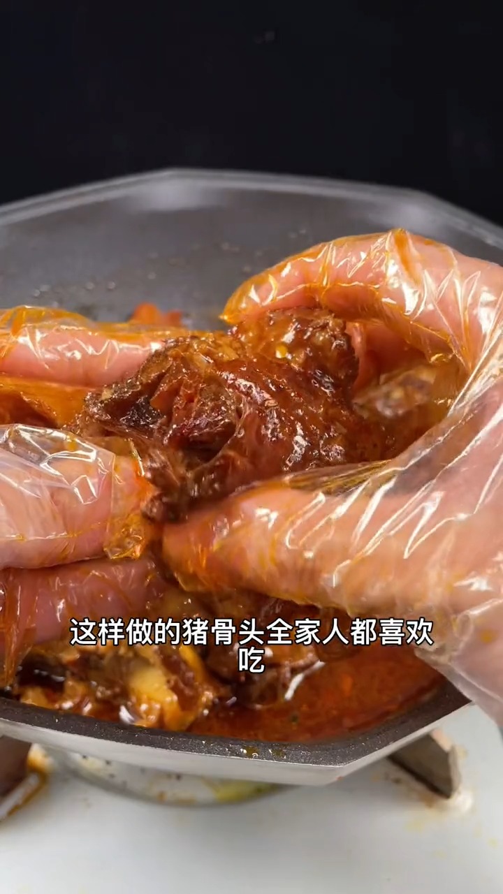 猪骨头不要总是拿来炖汤了,跟我这样软烂又入味,全家人都爱啃,越卤越香