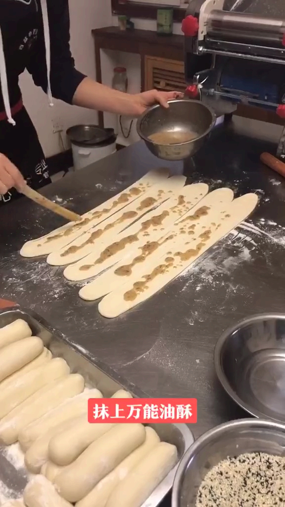#我的秘密食谱#芝麻烧饼制作方法,喜欢的朋友记得点个爱心支持一下。