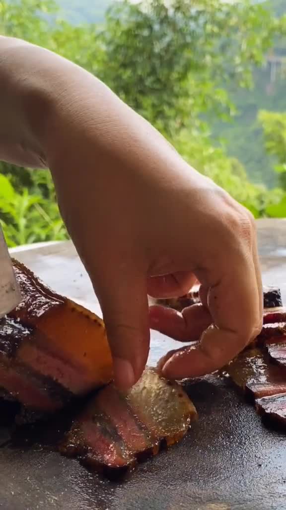 昨天晚上我梦到的就是这块腊肉,被我一个人全吃完了,我妈追了我两个山头。
