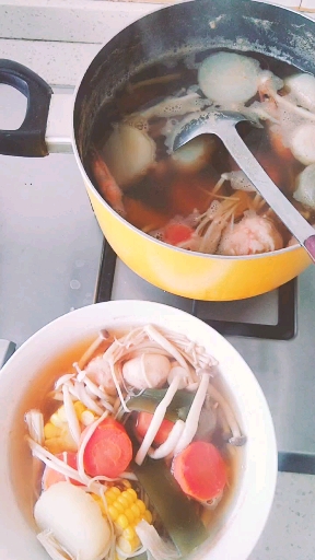 郭氏关东煮汤底:苹果、白萝卜胡萝卜、香菇煮一个小时,虾、各种菇类火锅丸子