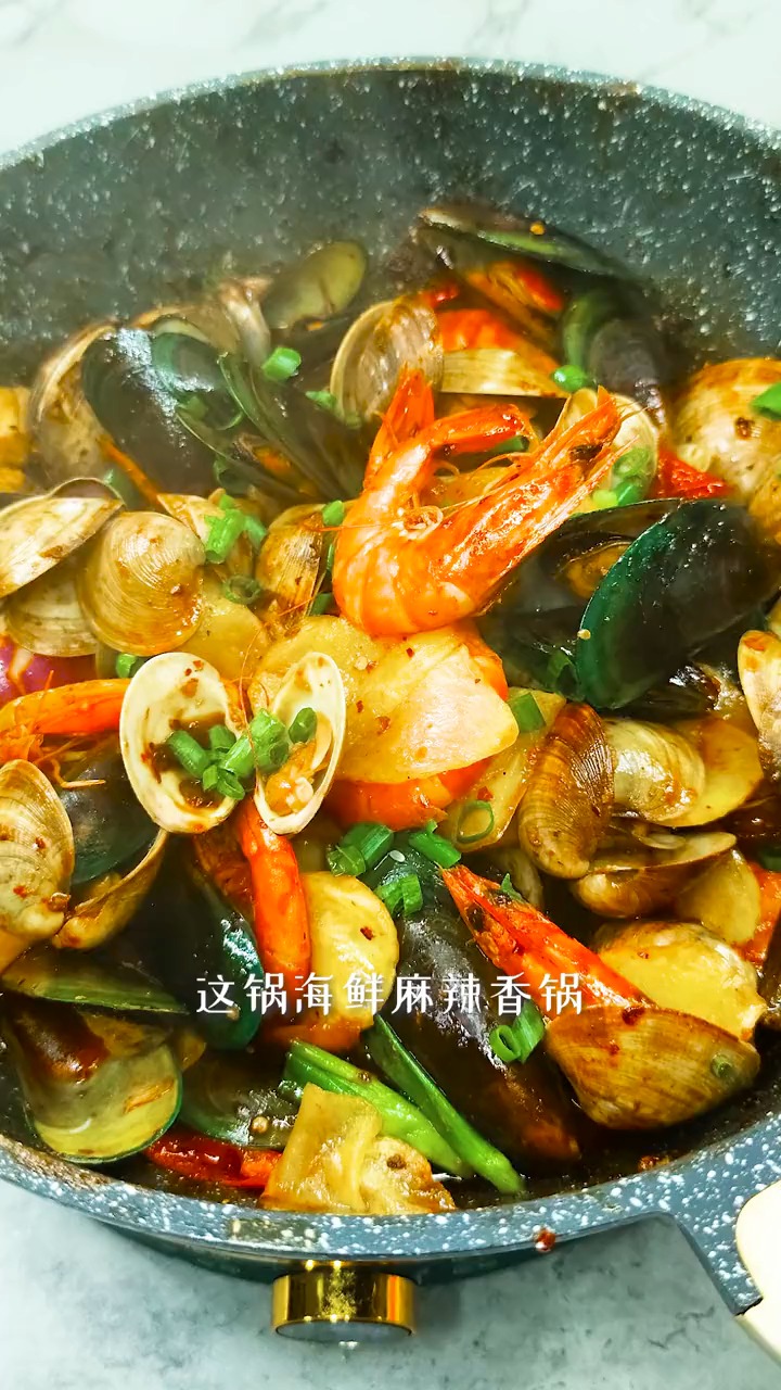 #轻知计划#满满一锅海鲜麻辣香锅，看似简单粗暴的家常美食，美味拉满，满满的的感动