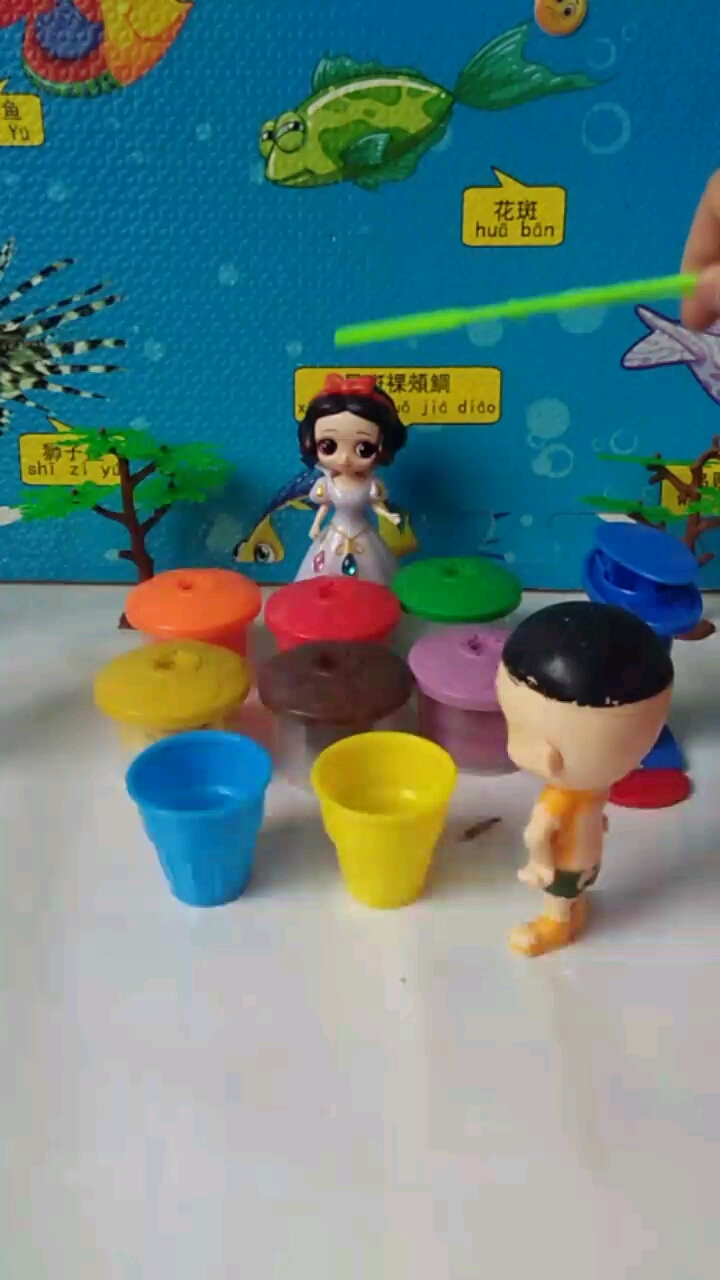 大头想吃草莓味的冰激凌。