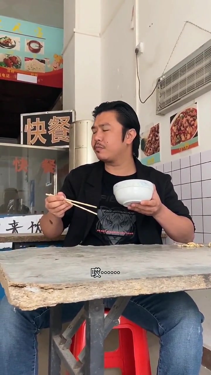 老鸭汤,肯定是越老越正宗的阿。梅客来饭店搞笑