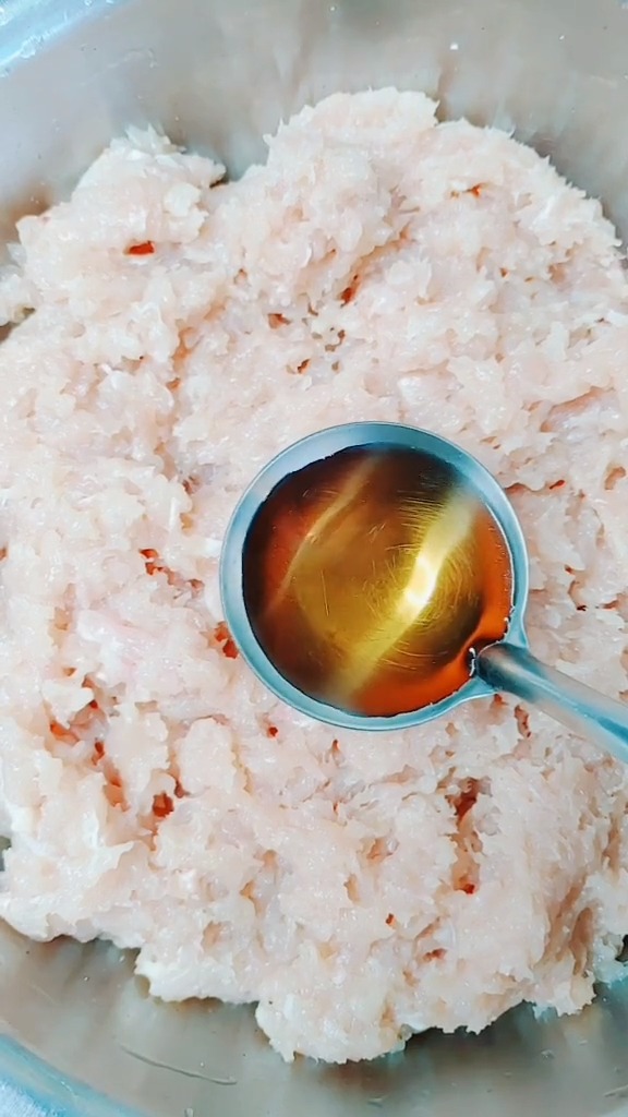 香菇鸡肉馅饺子,这样调饺子馅,最鲜美嫩滑好吃#美食