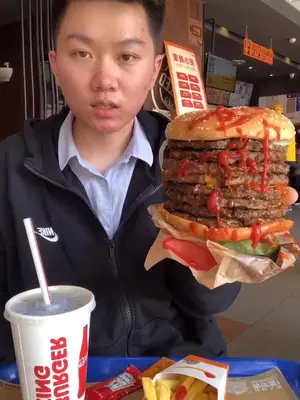 刚下课就去吃汉堡王,加了八层肉的大汉堡……你们猜猜总共花了多少钱