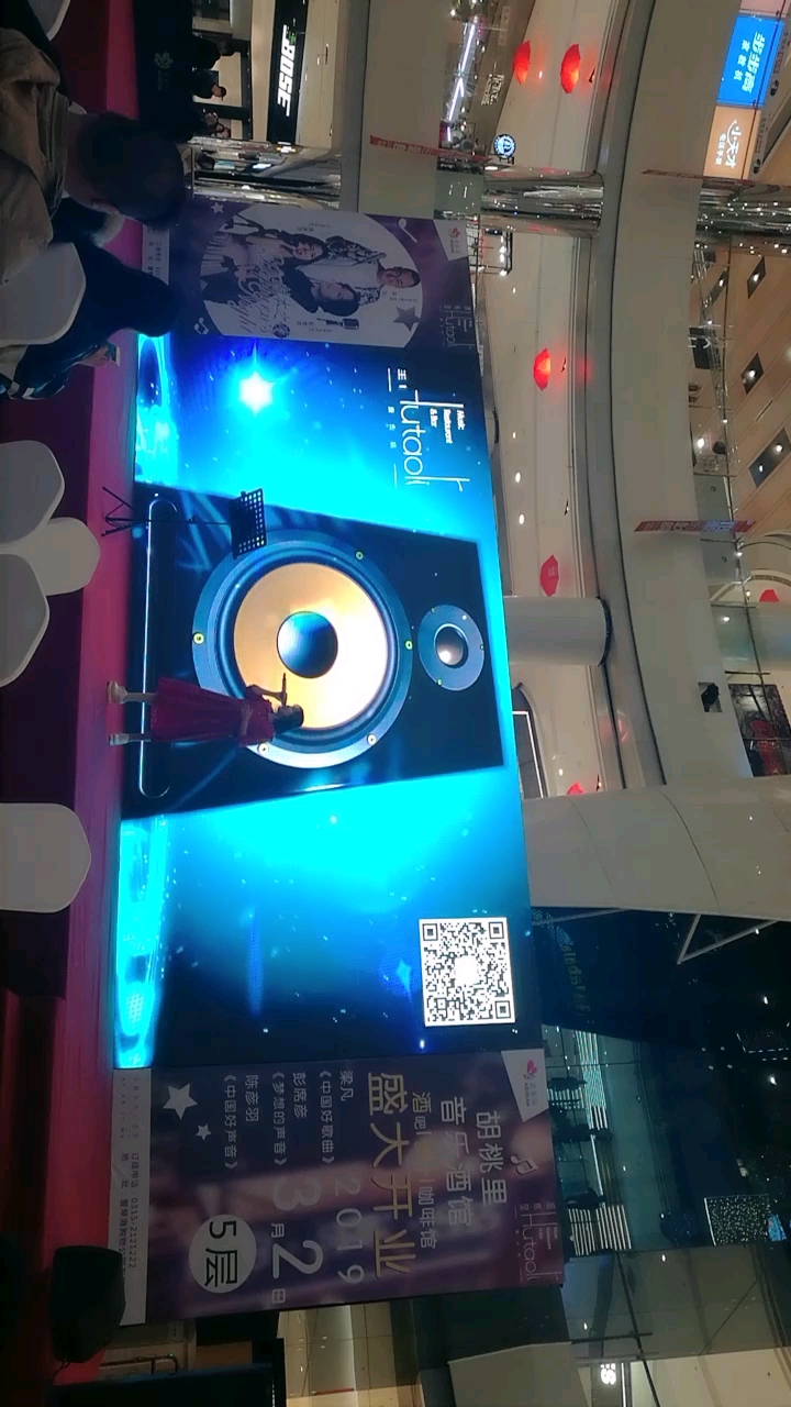胡桃里音乐酒馆开业女歌手多卖力呀