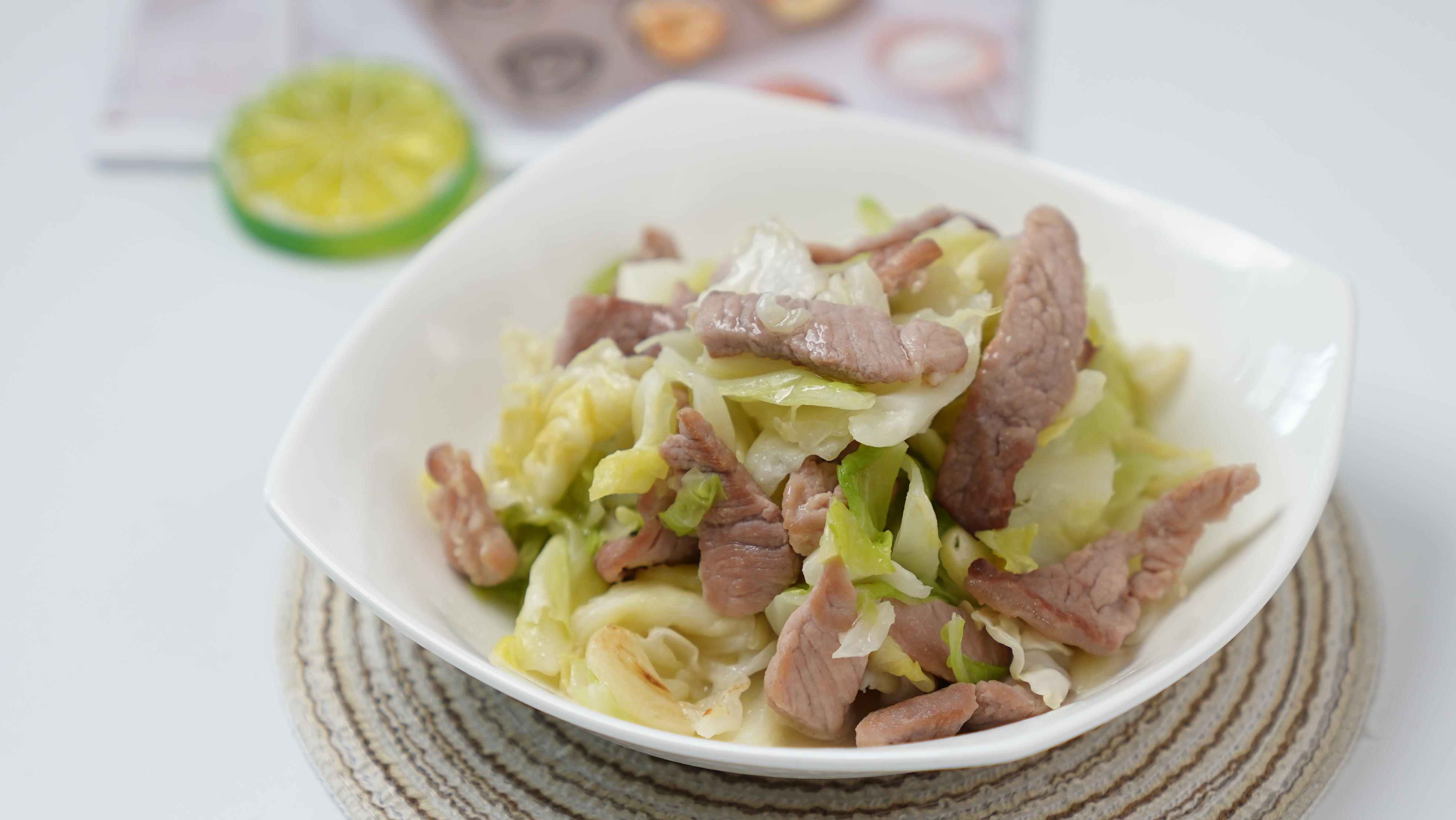 孕早期一定要学会的食谱,甘蓝炒肉片,可促进肠道蠕动预防便秘