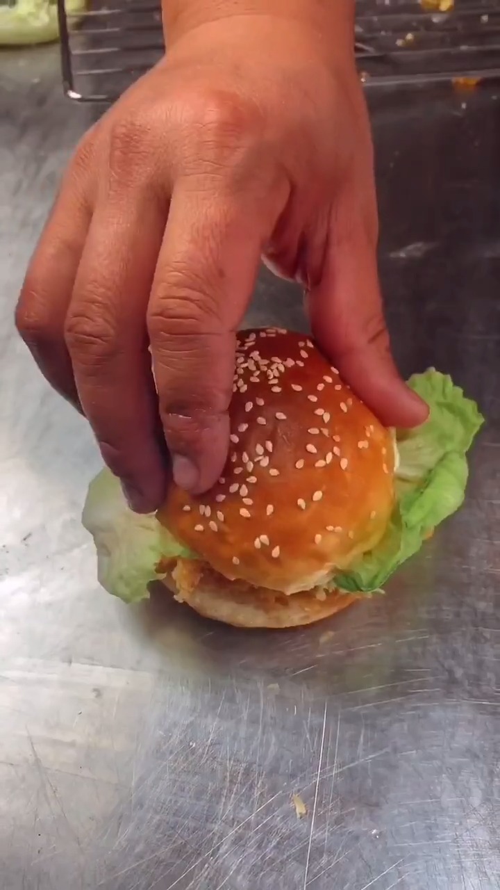 汉堡肉大家最好用鸡腿肉,比鸡胸肉好吃,我用的奥尔良腌料,比例是1000克肉70克