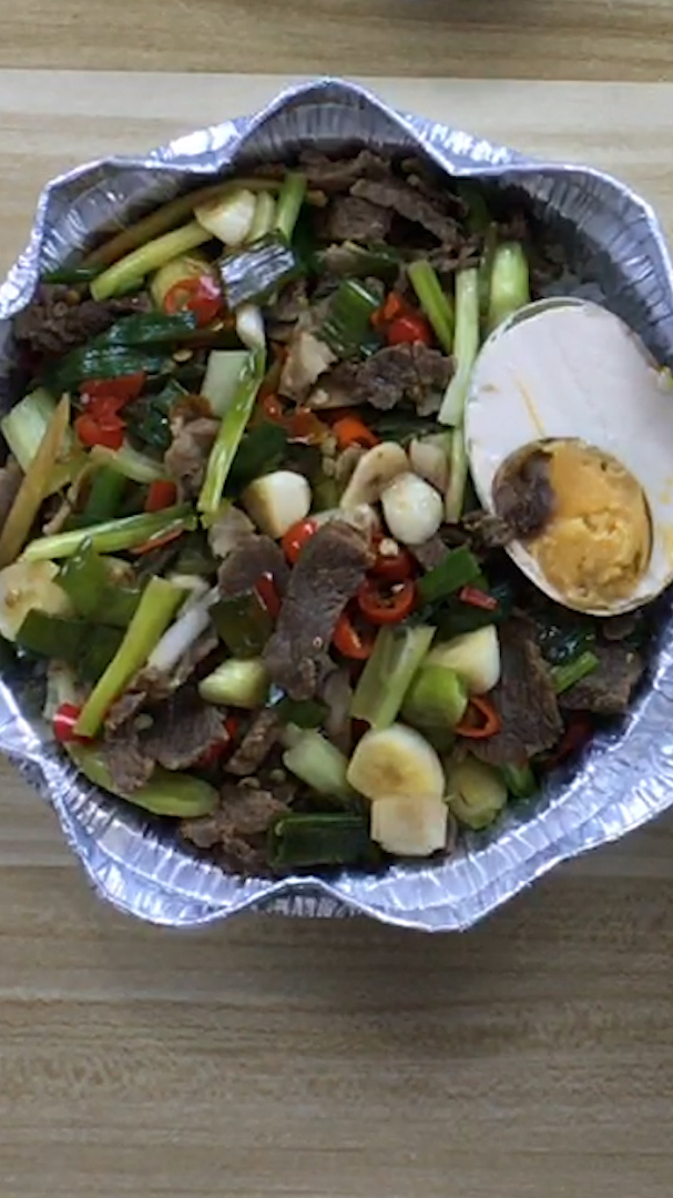 试吃外卖单量相差136倍的小炒黄牛肉煲仔饭,到底有什么区别呢?