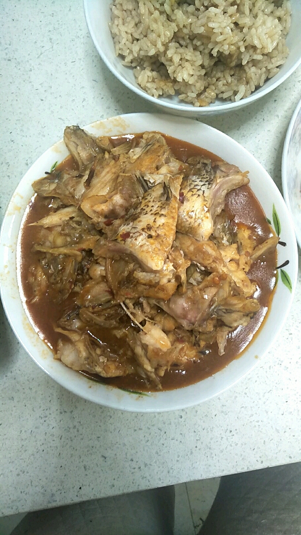 开饭了,深夜放毒红烧鱼下巴,麻辣虾尾,可乐大米饭