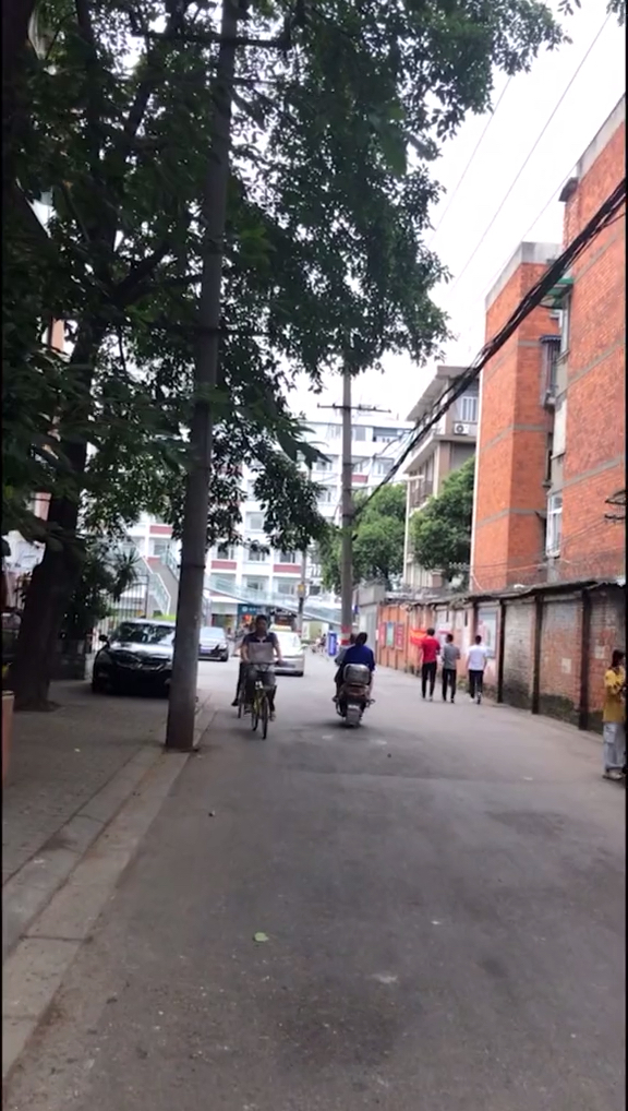 为了吃,四点多钟就来了