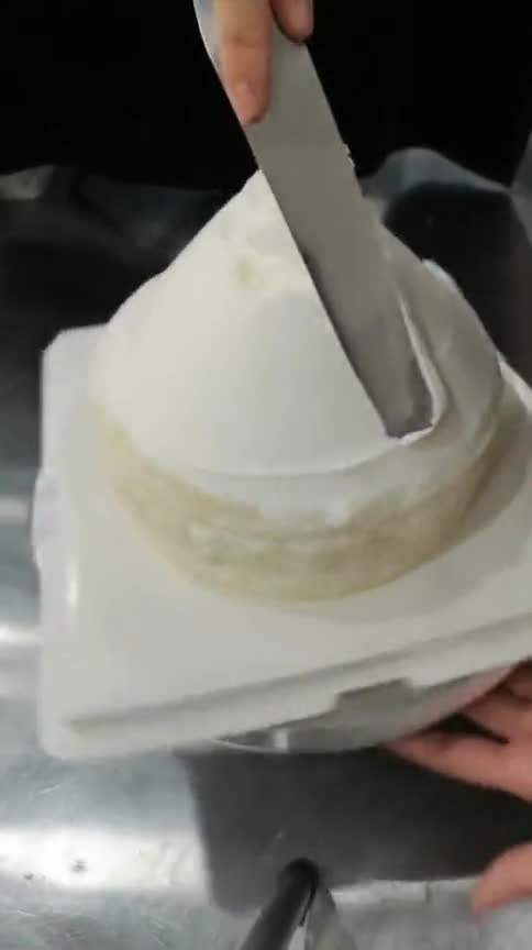 女儿六岁生日到了,给她订了一款彩虹蛋糕,成品没让我失望!